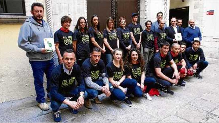 Un grup d&#039;esportistes gironins amb les regidores Isabel Muradàs i Glòria Plana en la presentació d&#039;ahir a l&#039;ajuntament de Girona.