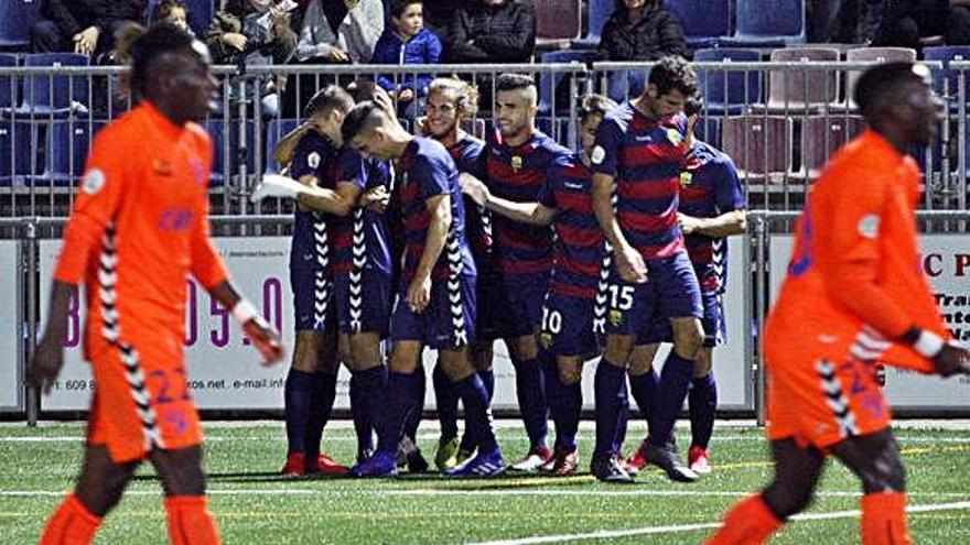 Els jugadors del Llagostera celebren la victòria contra l&#039;Ebre.