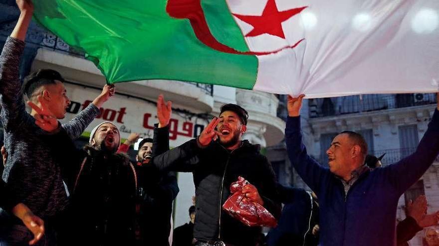 Argelinos celebran en la capital el anuncio de que Buteflika no aspirará a un quinto mandato. // Reuters