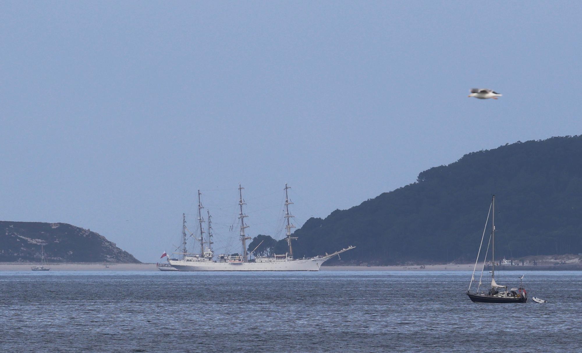 Los grandes veleros de la Tall Ships Races, al abrigo de Cíes