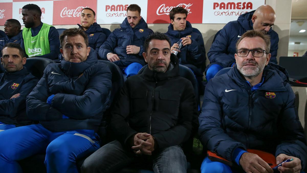 Xavi se divierte con sus hijos sobre el césped del Camp Nou