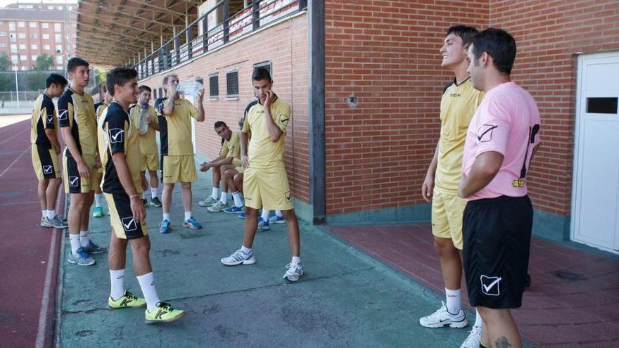 Los jugadores descansan durante un entrenamiento.