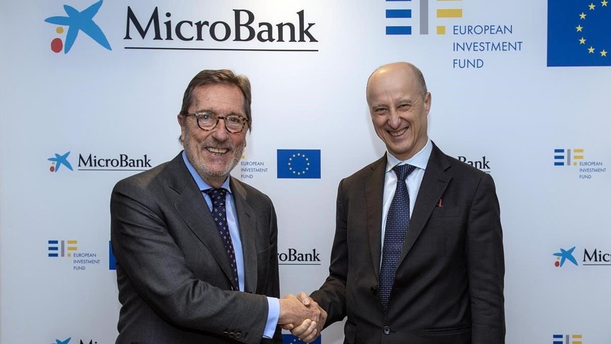 Antoni vila  izquierda  presidente de Microbank  y Alessandro Trappi  director general de Inversiones del Fondo Europeo de Inversiones