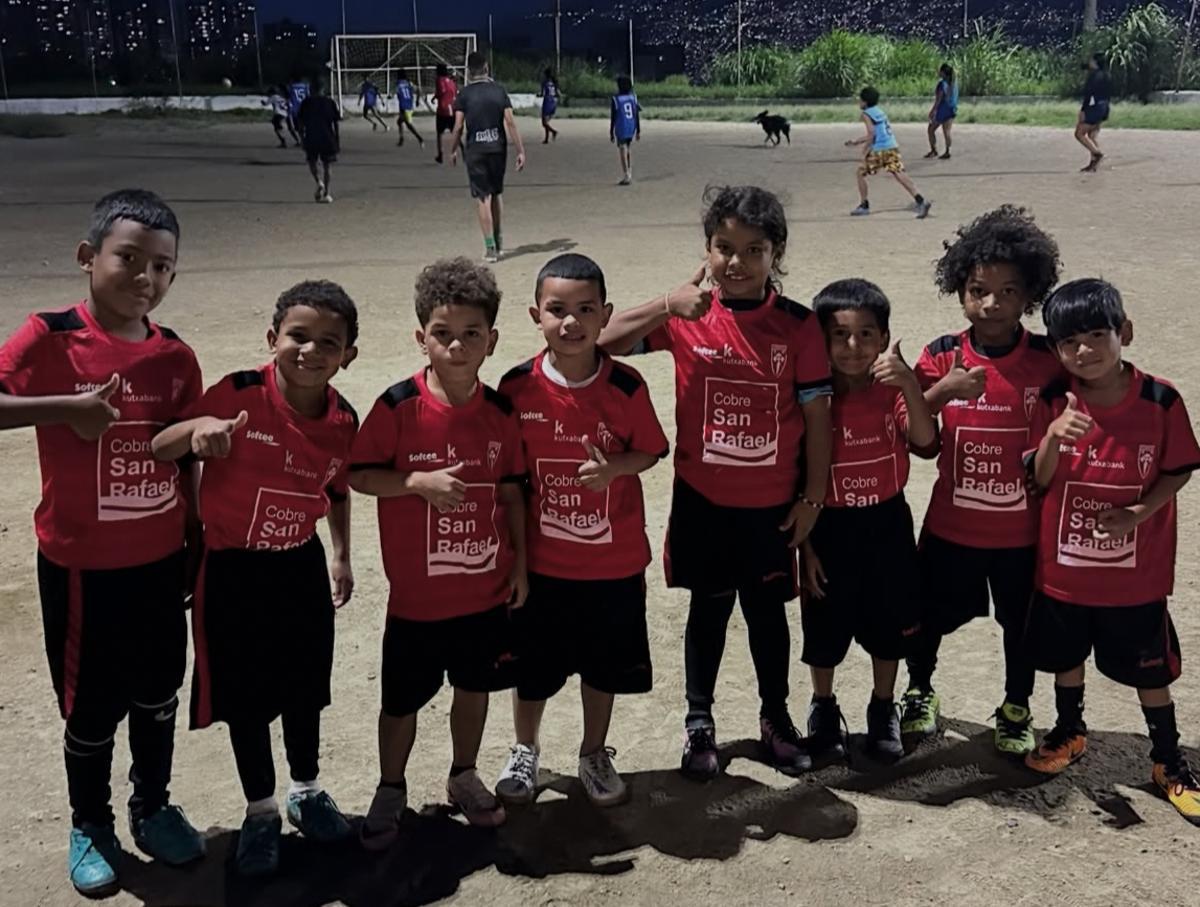 Niños de la Comuna 13 de Medellín posan con la camiseta del Compostela.