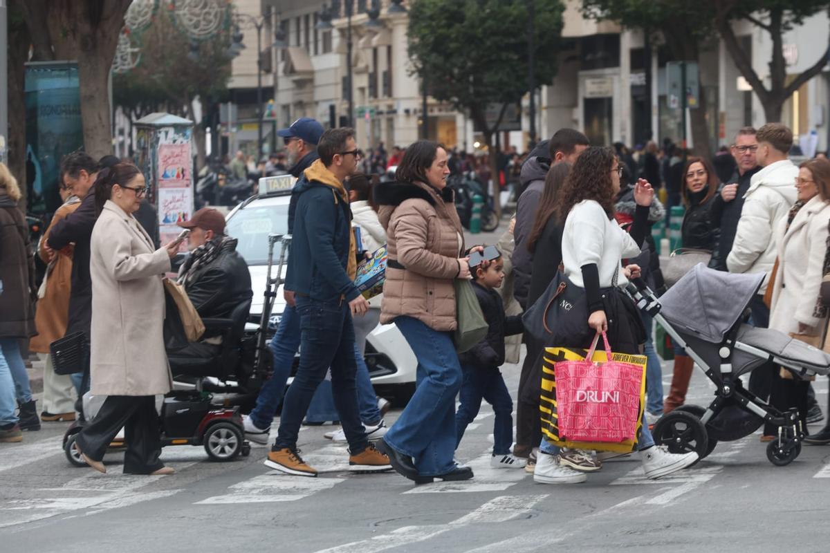 Calles abarrotadas en el centro de València para hacer las últimas compras de la Navidad