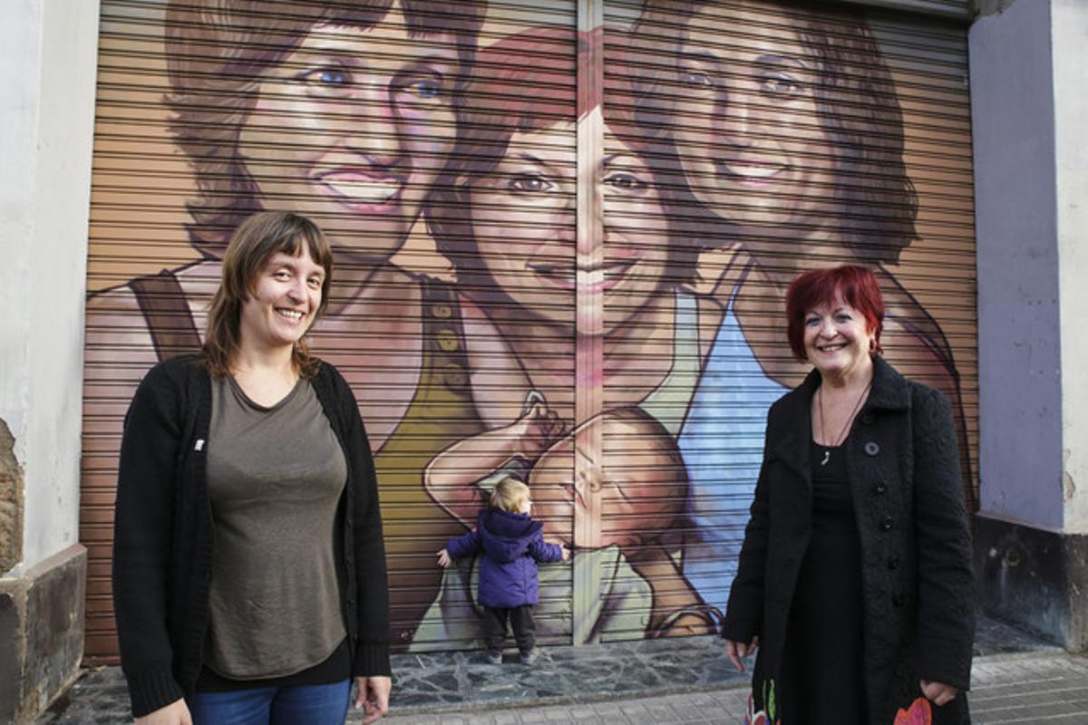 Raquel Escurriol, amb la seva mare Nicol Martinez i la seva filla Nura Anglada, davant el seu retrat al carrer Pere IV.