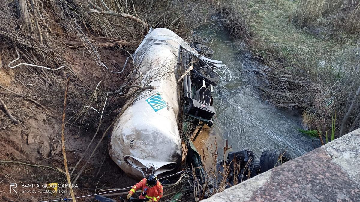 Un camión cargado de harina cae de un puente en Castielfabib y provoca un gran estruendo