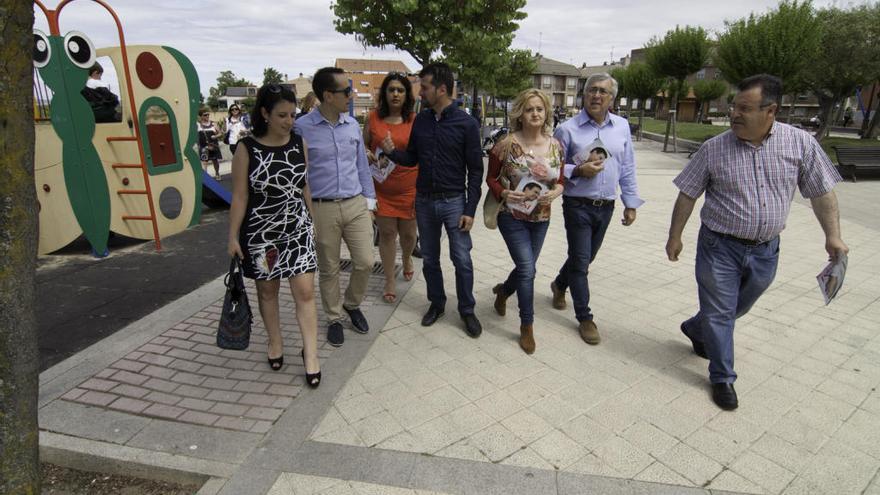 Luciano Huerga y Luis Tudanca conversan en la última campaña electoral en presencia de Adriana Lastra y otros cargos provinciales del PSOE.