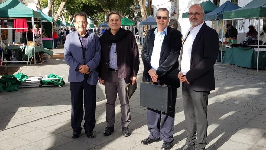 De izquierda a derecha, Segundo Rodríguez, Gustavo Machín, Ulises Barquín y José Pérez Dorta, esta mañana, en la plaza de Haría.