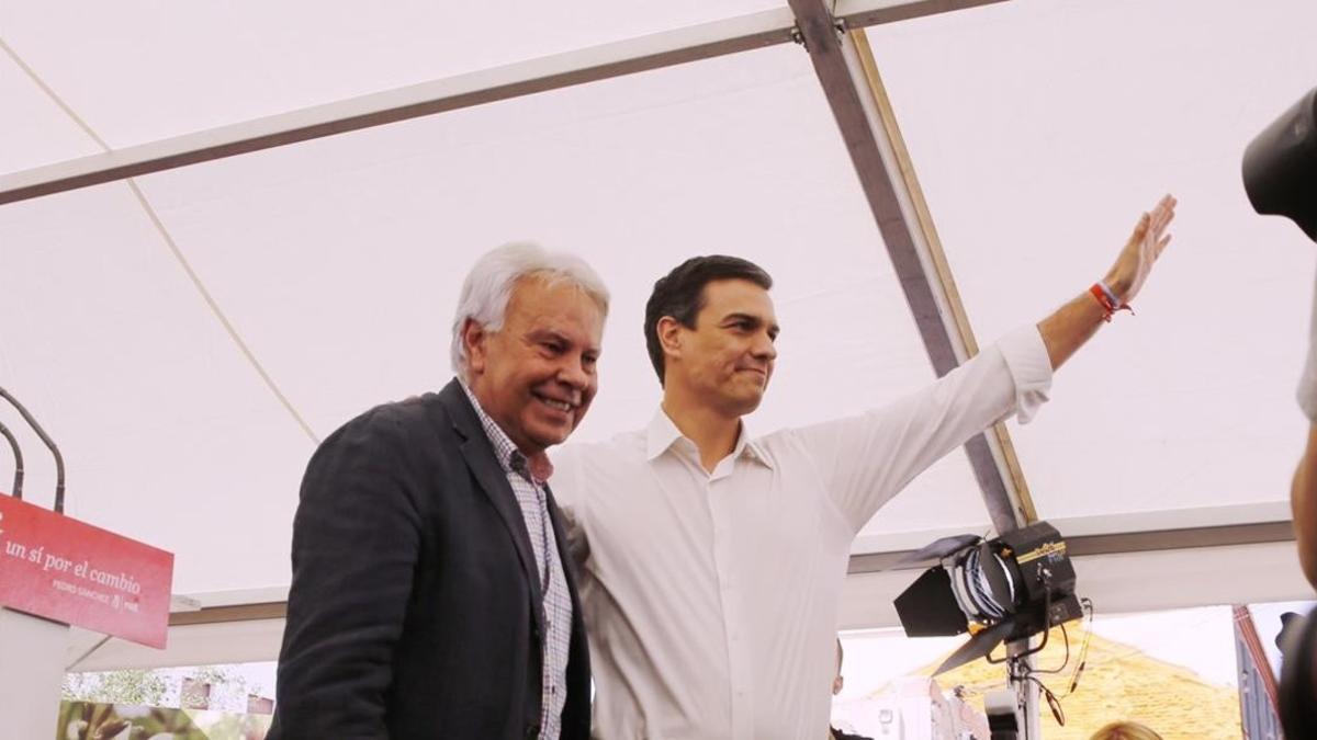 Felipe González y Pedro Sánchez, durante un mitin en Madrid el pasado 24 de junio.