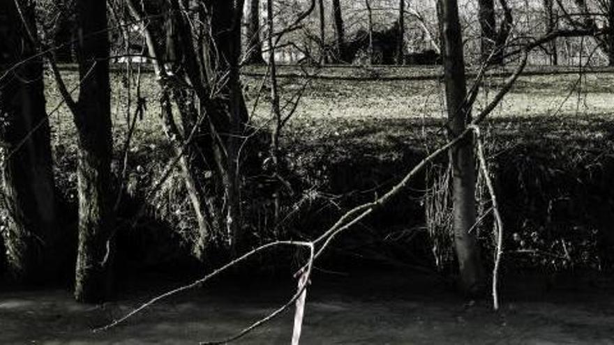 Una fotografía del proyecto, tomada en un río de Pamplona donde un hombre tiró el cuerpo de su pareja.