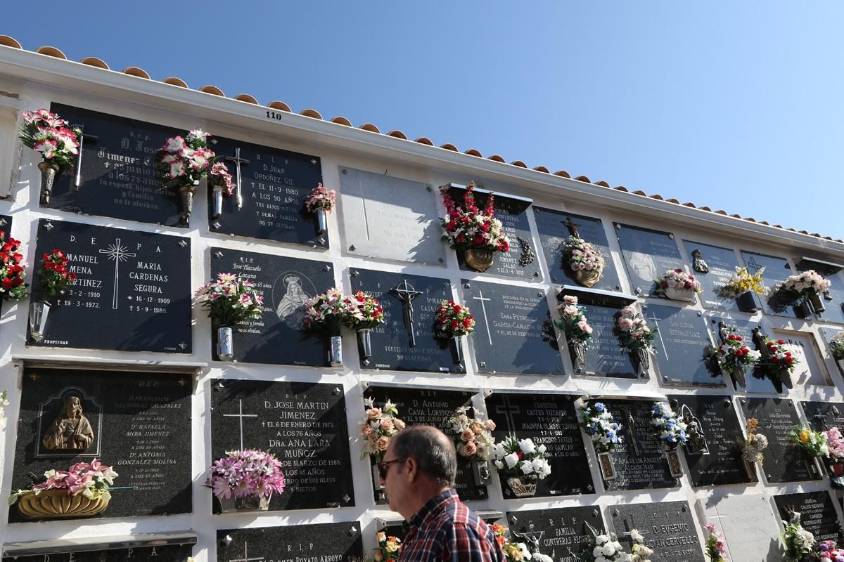 Cientos de cordobeses visitan los cementerios