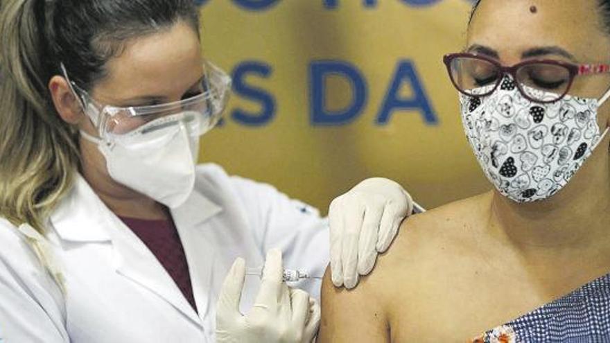 Una enfermera administra la vacuna china Sinovac a una voluntaria en Porto Alegre (Brasil).