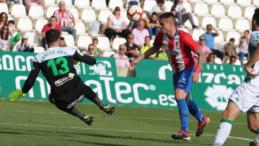 Djurdjevic remata un balón durante el partido.