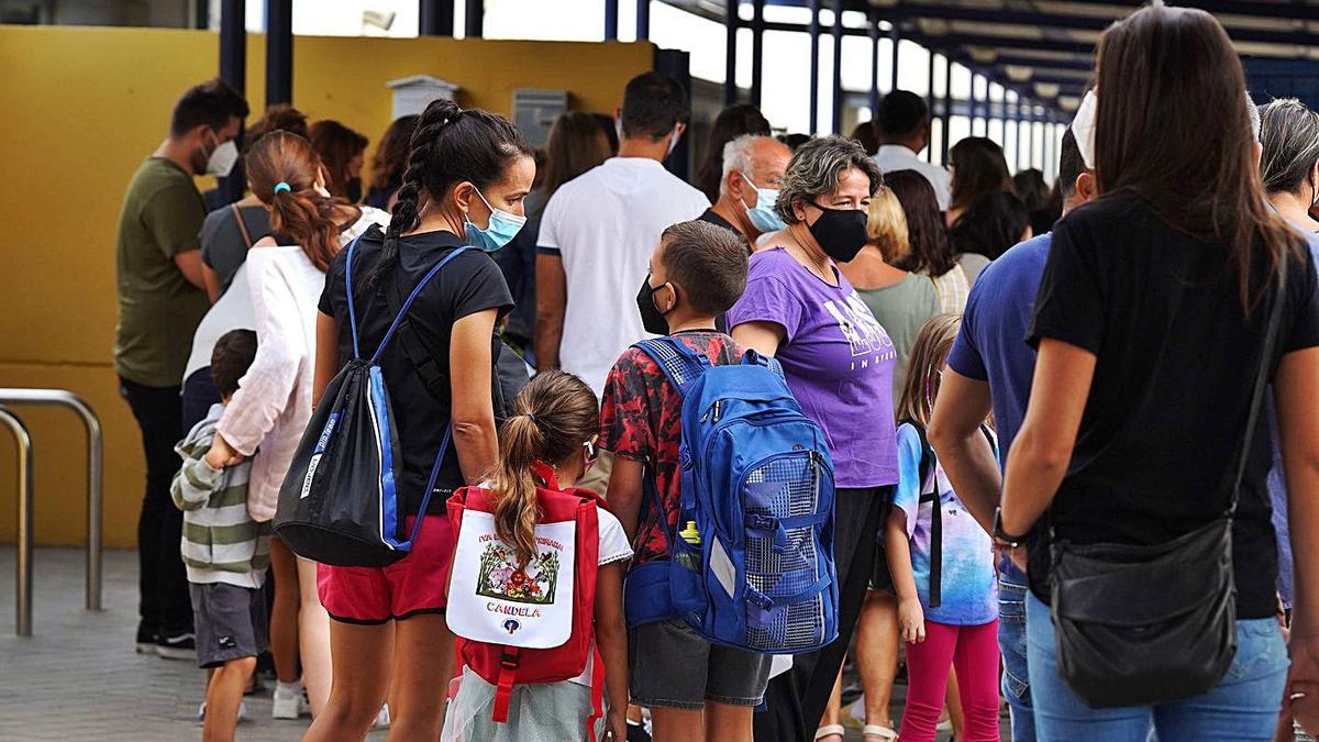 Pares i alumnes d’una escola a Boadilla del Monte.  | DAVID CASTRO