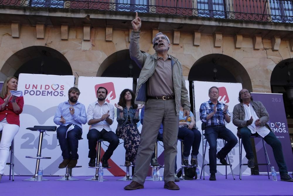 Alberto Garzón en un mitin de Unidos Podemos en la Plaza Mayor de Gijón