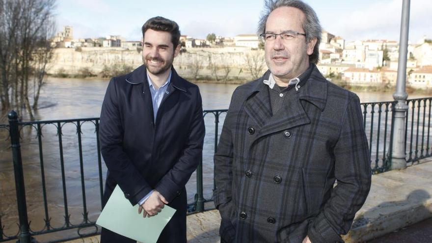 Francisco Guarido y Antidio Fagúndez evalúan el estado del Duero.