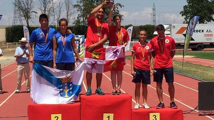 Henar Quintano alza el trofeo de campeones nacionales mixtos junto a Pablo Acha.