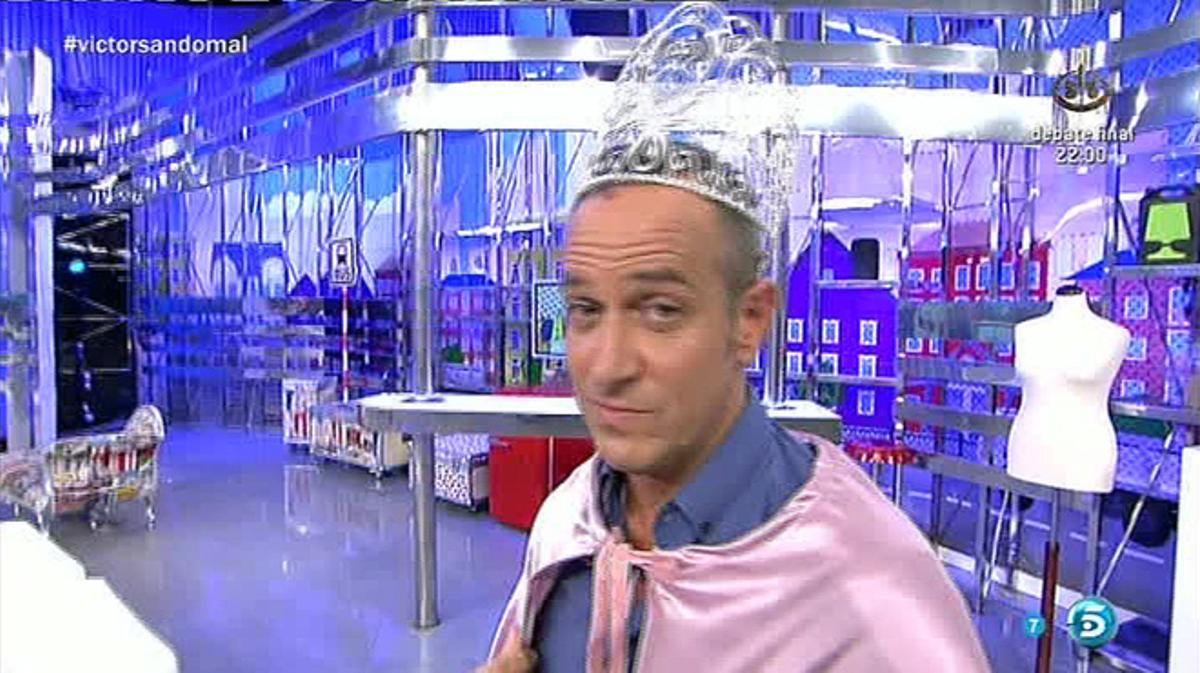 Víctor Sandoval, amb la corona posada, a ‘Sálvame’ (Tele 5).