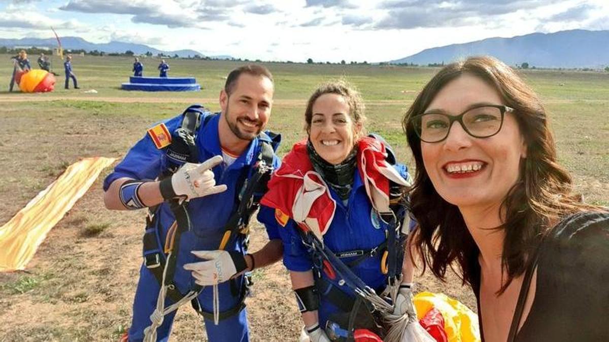 Teresa Franco (d), sonríe junto a militares de la Escuela Militar de Paracaidismo Méndez Parada.