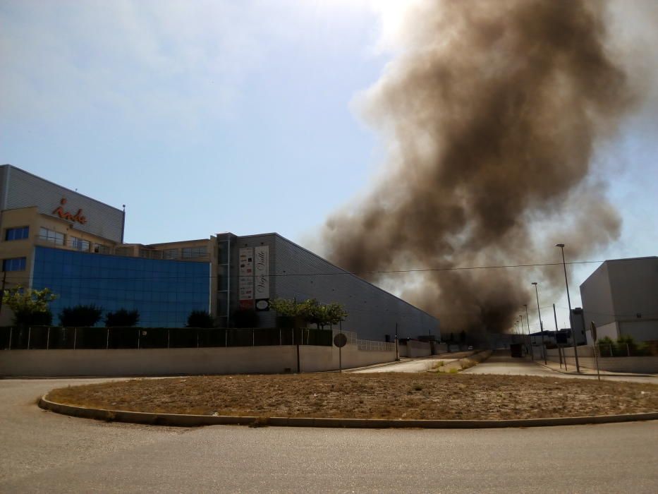 Un incendio devora una fábrica de plásticos en Olleria