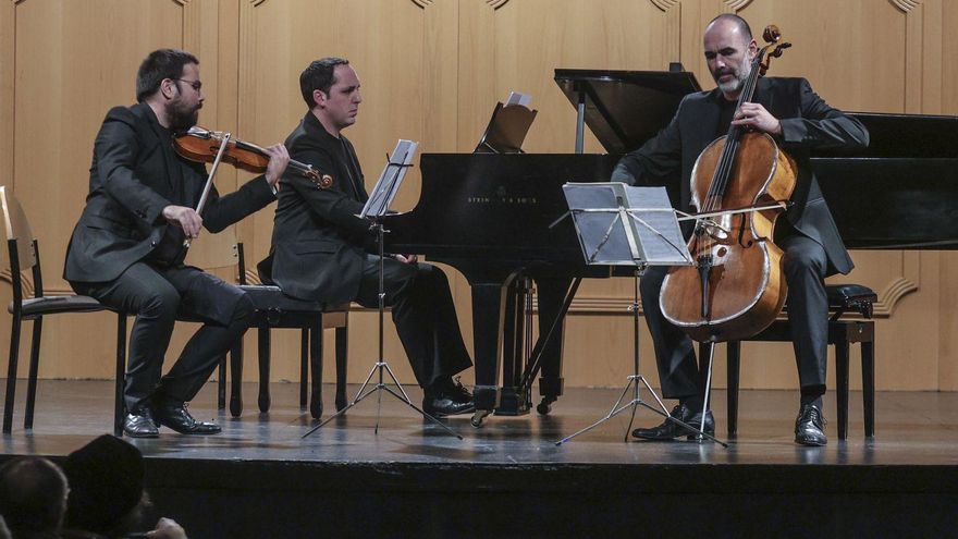 Por la izquierda, Víctor Martínez, Carlos Galán y Alberto Gorrochategui, el «Trío Malats», en el concierto del Filarmónica.  | Irma Collín