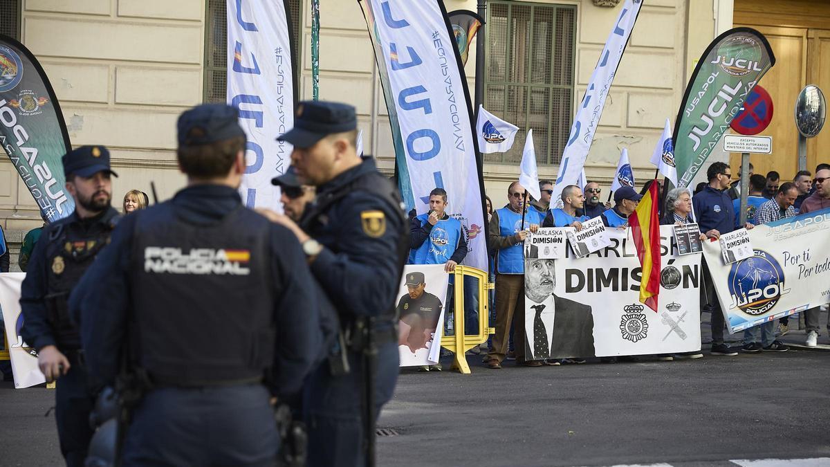 Policías y guardias civiles piden la dimisión de Marlaska frente al Ministerio del Interior