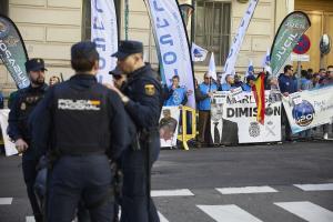 Policías y guardias civiles piden la dimisión de Marlaska frente al Ministerio del Interior