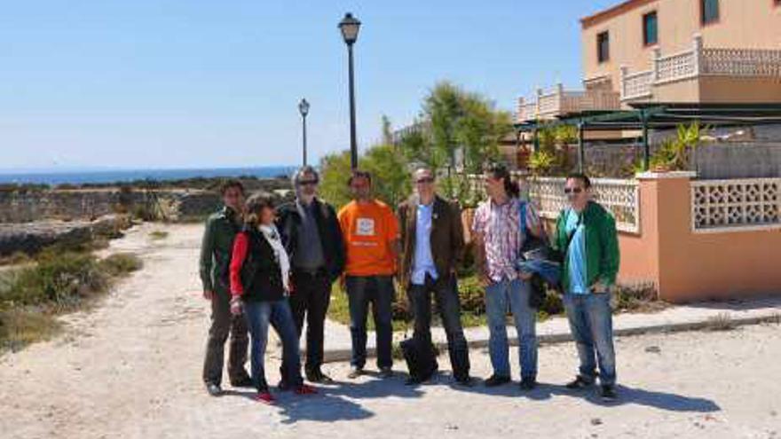 Miembros de Compromís frente a los bungalows  de Tabarca.