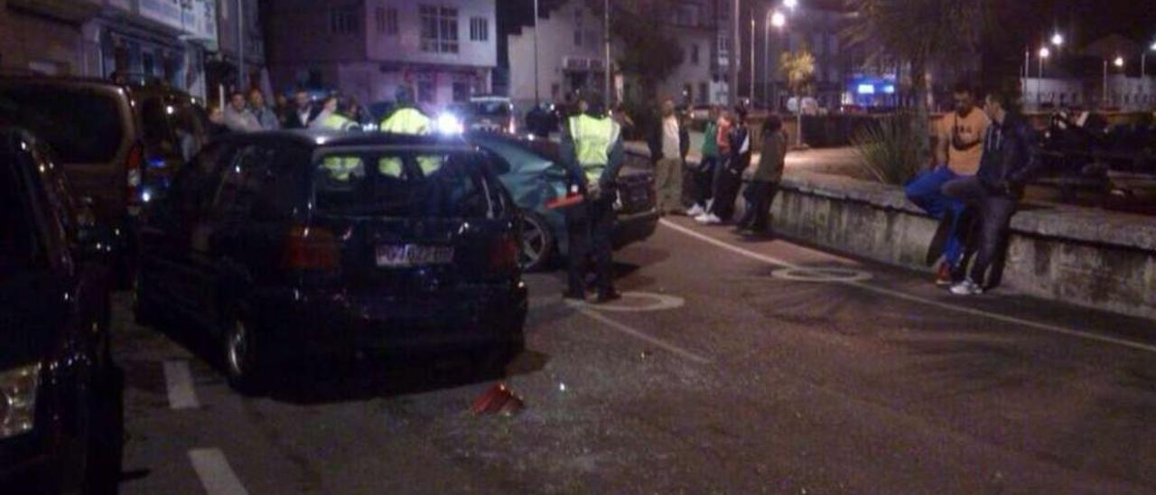 Docenas de vecinos se congregaron en el muelle de O Cantiño tras el aparatoso accidente.