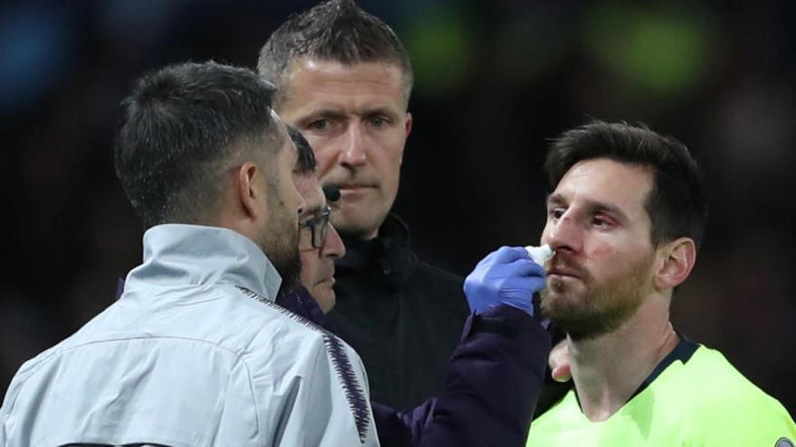 Messi és atès a Manchester després d&#039;haver rebut i fort cop al nas