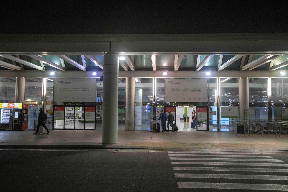 Cierra el aeropuerto de Palma por la presencia de pasajeros en las pistas.