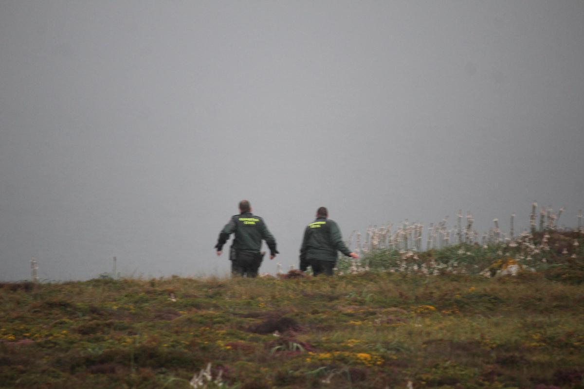 En imágenes: intenso operativo de búsqueda en la costa de El Franco para dar con un pescador francés