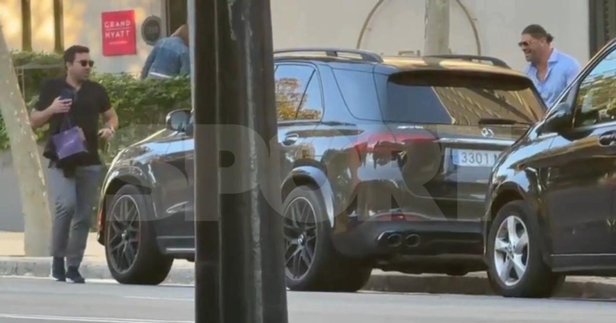 Deco y Andy Bara saliendo del restaurante en el que se han reunido durante tres horas este mediodía