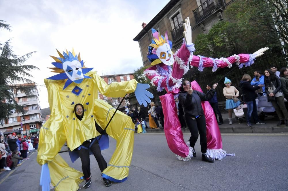 Participantes en el desfile del Antroxu en Pola de Lena.