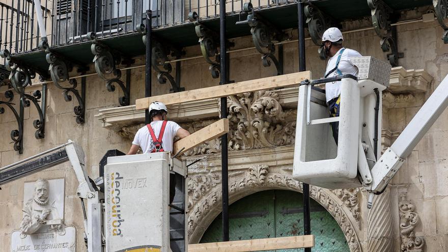 Alicante ya viste sus calles para preparar la llegada de la Semana Santa 2024