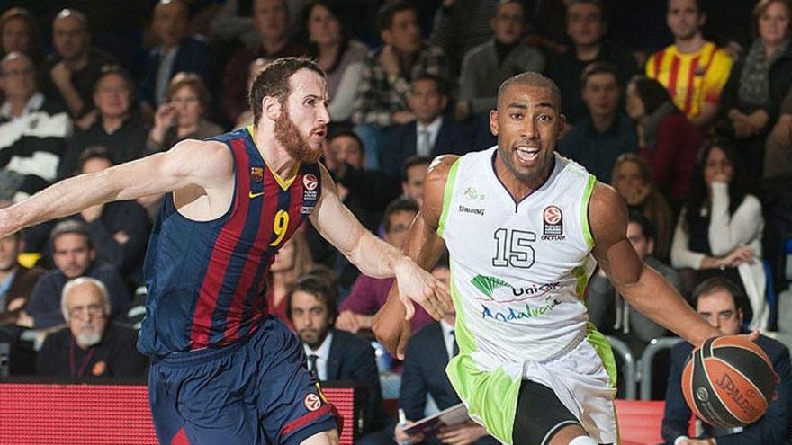 Jayson Granger bota el balón, con la camiseta del Unicaja, perseguido por Marcelinho Huertas, en su etapa del Barça.