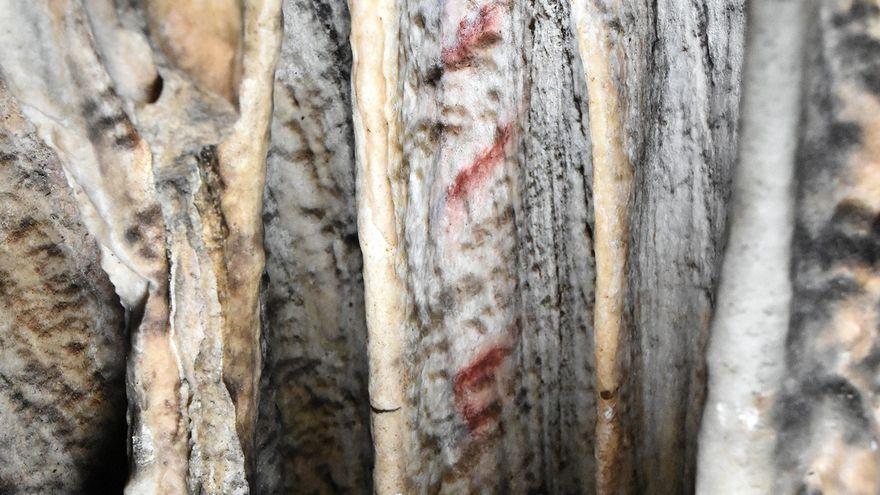 Primer plano de las líneas rojas pintadas en la cueva de Ardales.