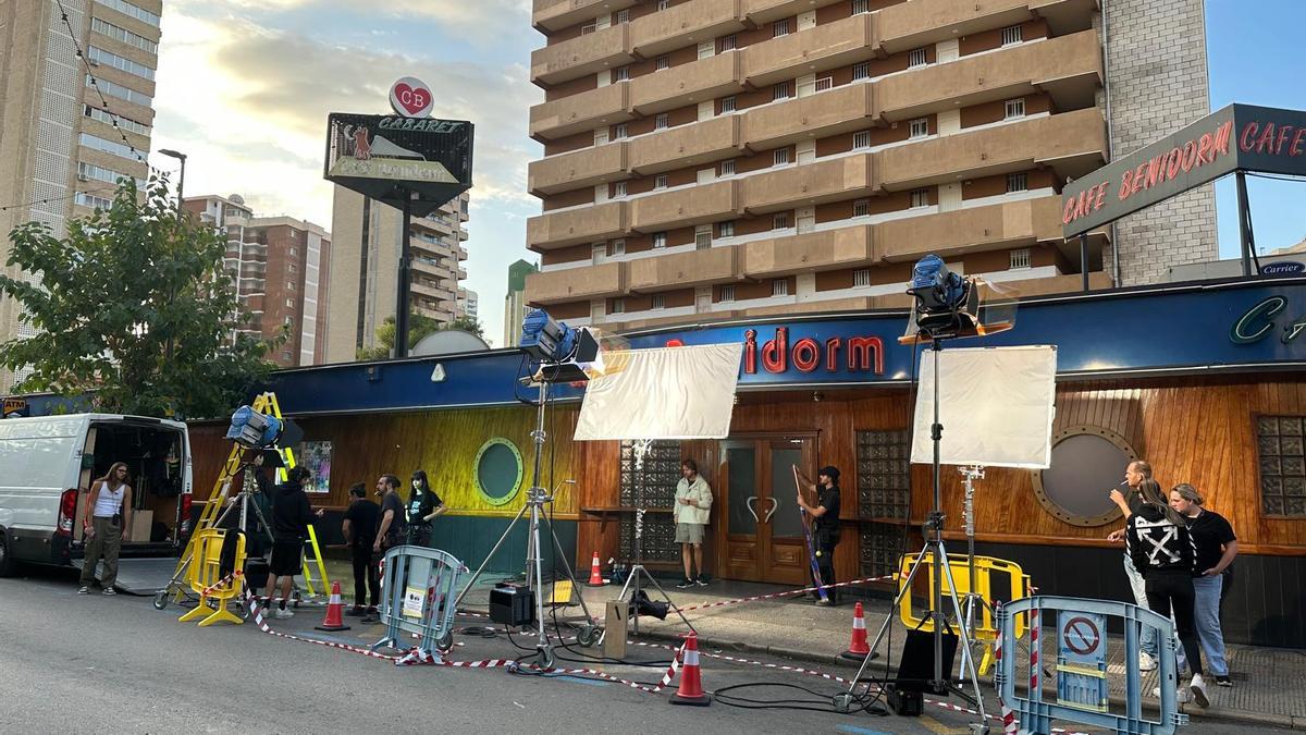 Rodaje de la serie "Death in Benidorm" con el equipo técnico en marcha.