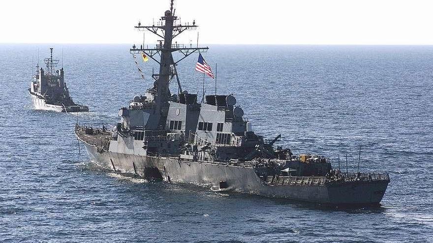 El &quot;USS Cole&quot; es remolcado después del ataque, en octubre de 2000. En el recuadro, Al Badawi. // Efe