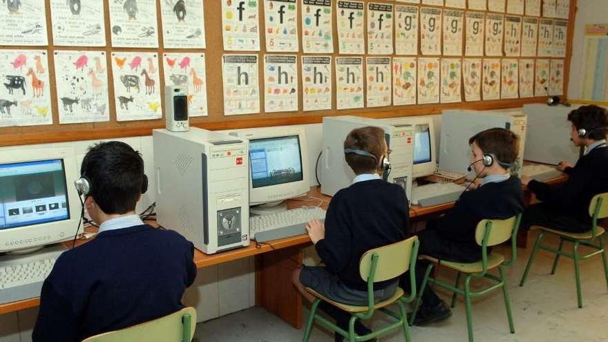 Alumnos de Peñarredonda, durante una clase de informática. fran martínez