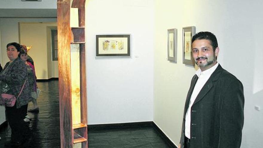 Enrique Tirador, en su exposición, en el Museo Antón de Candás.