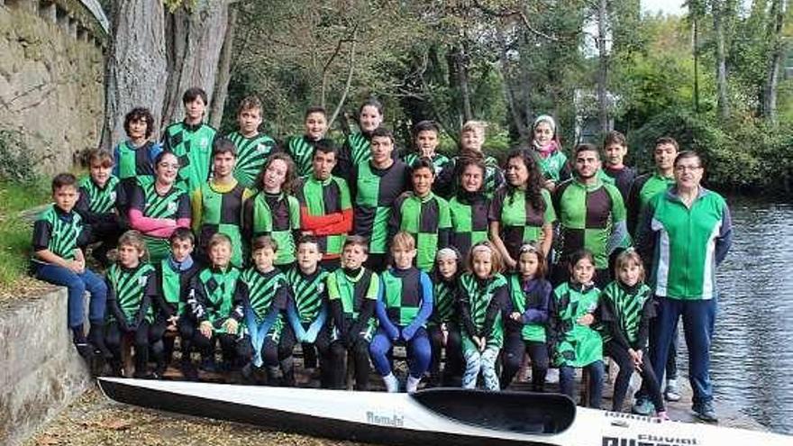 Foto de familia del Club Fluvial de Allariz. // Iñaki Osorio