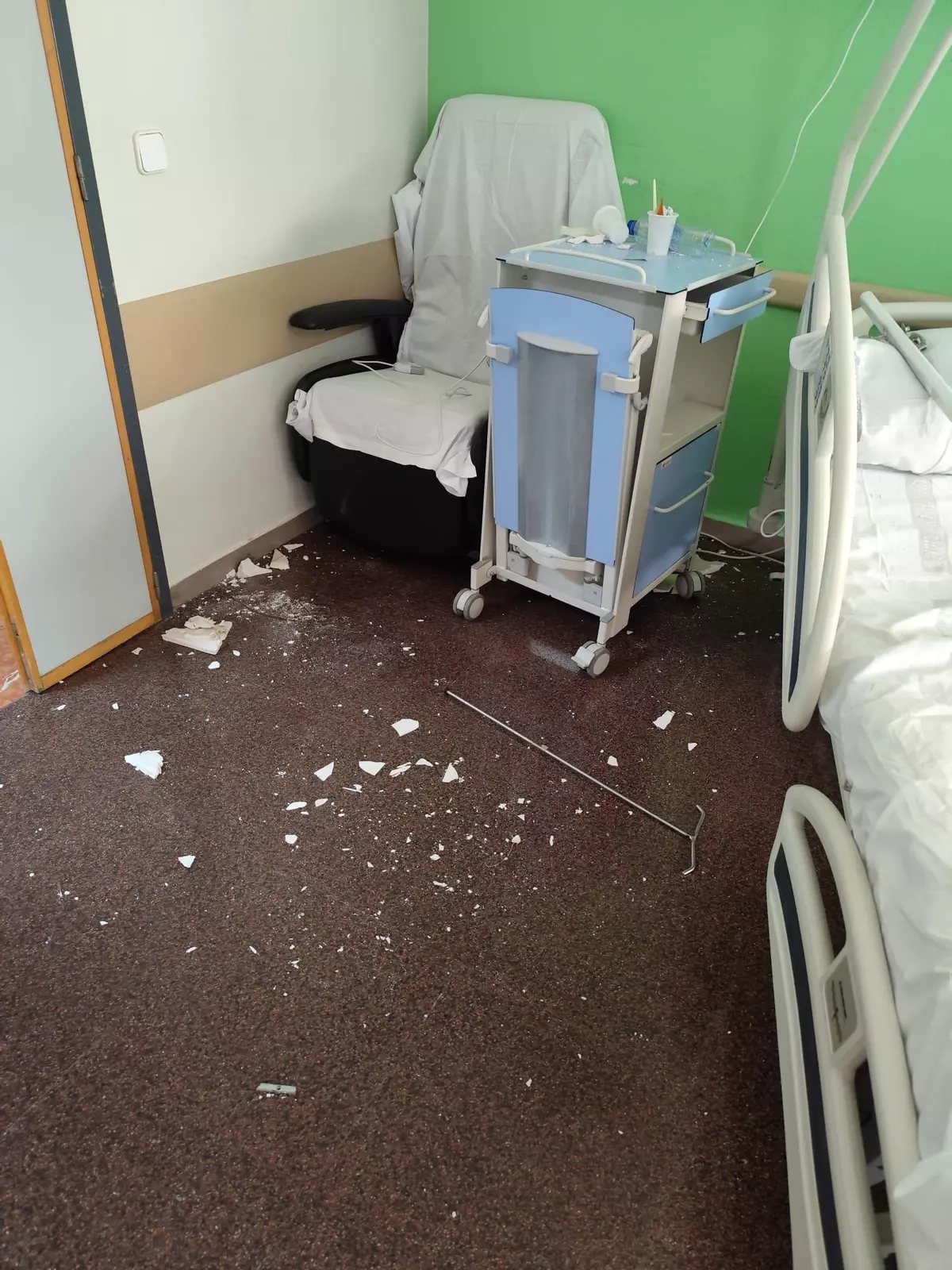 Cae parte del techo de escayola sobre la cama de un paciente del Hospital de Alicante