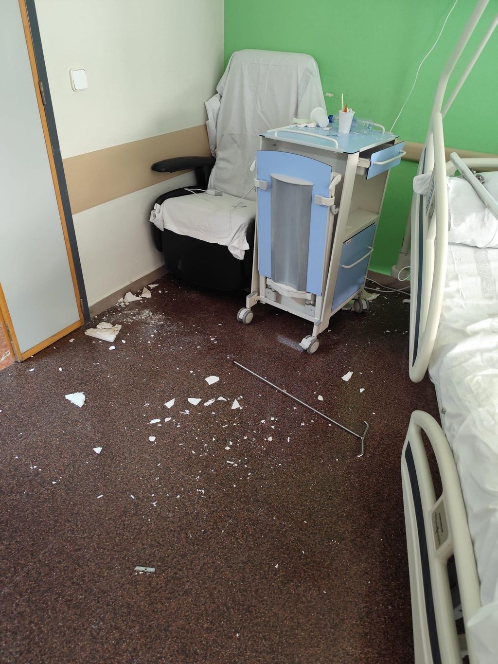 Cae parte del techo de escayola sobre la cama de un paciente del Hospital de Alicante
