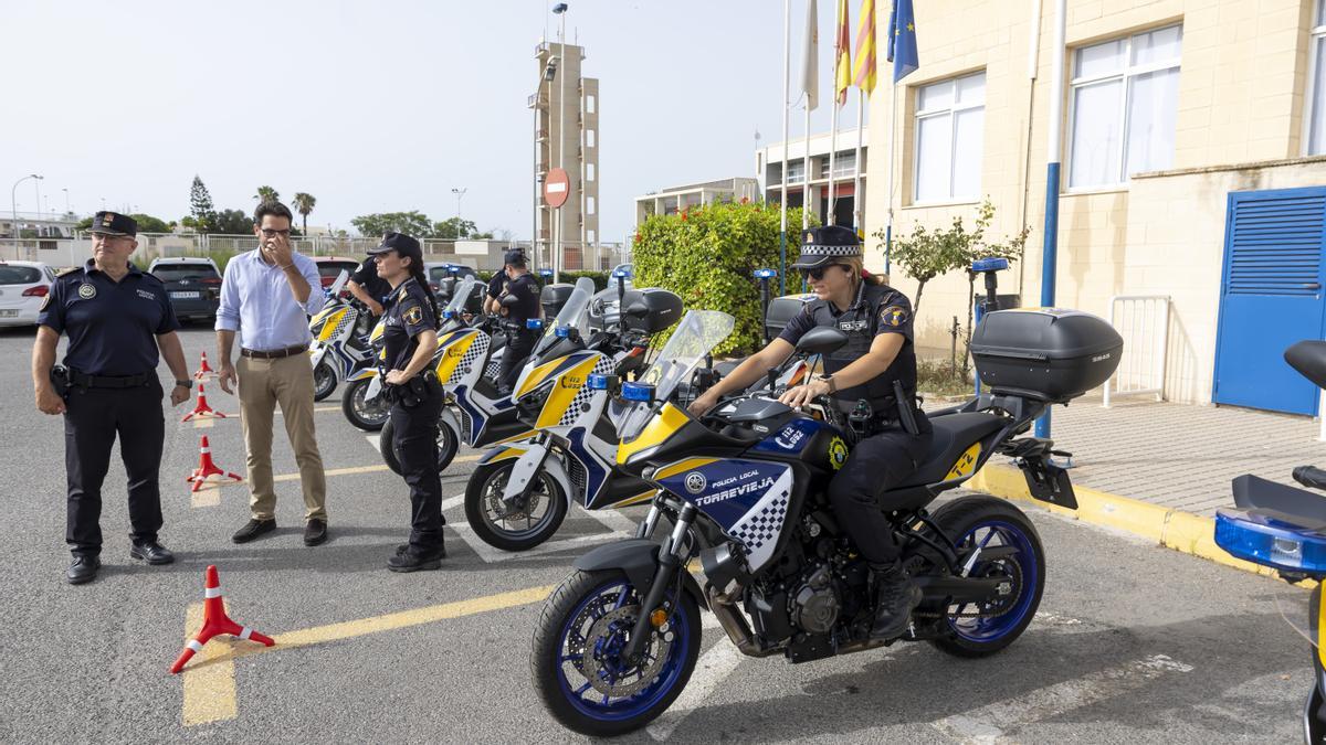 Presentación de la renovación de la nueva flota de motocicletas para la Policía Local y otros departamentos del Ayuntamiento de Torrevieja