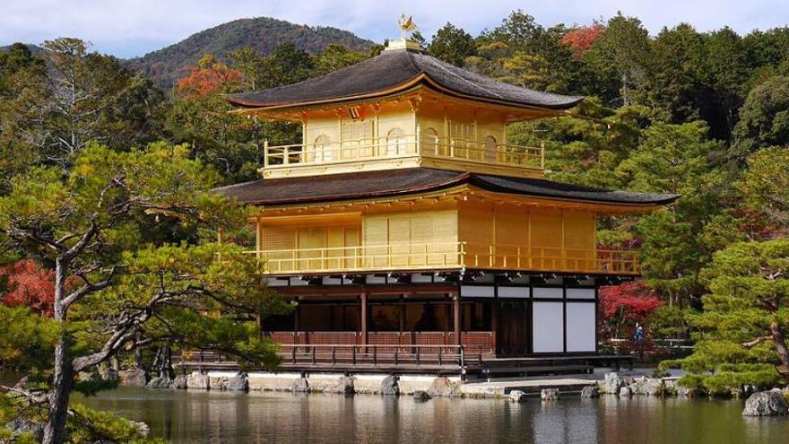 Imatge del temple daurat (Kinkaku-ji), un dels més famosos de Kyoto i visita obligada dels turistes.