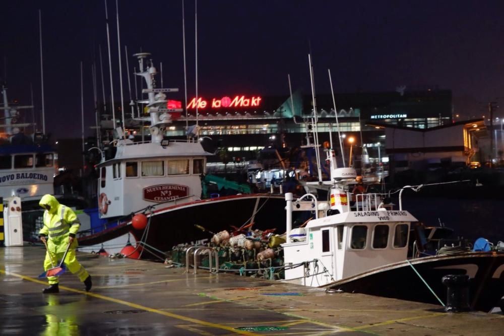 El viento y la lluvia marcaron la jornada de ayer en Vigo // J. Lores