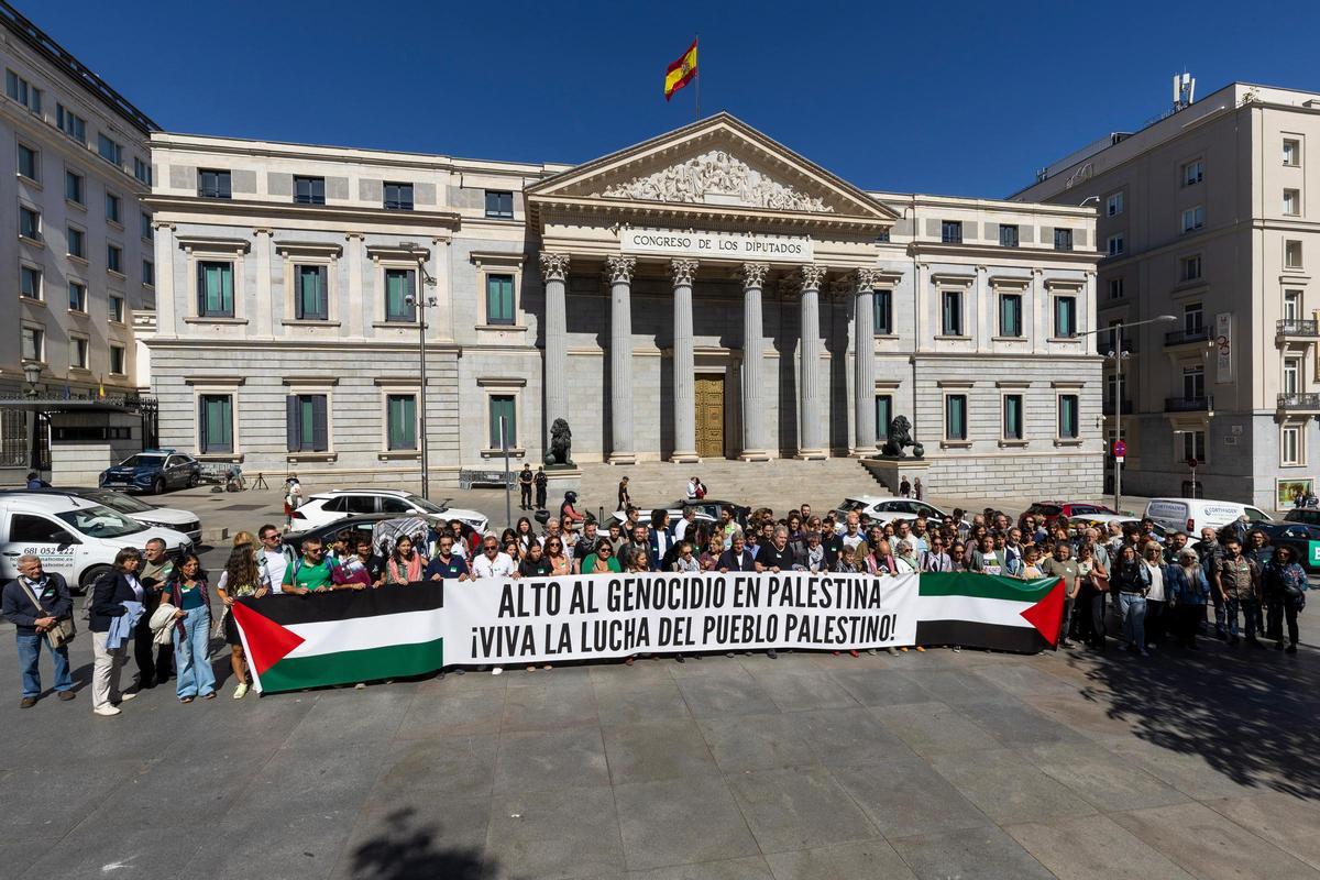 Los asistentes a la jornada se concentraron a las puertas del Congreso para solidarizarse con las víctimas de Gaza y apoyar a la Global Sumud Flotilla.