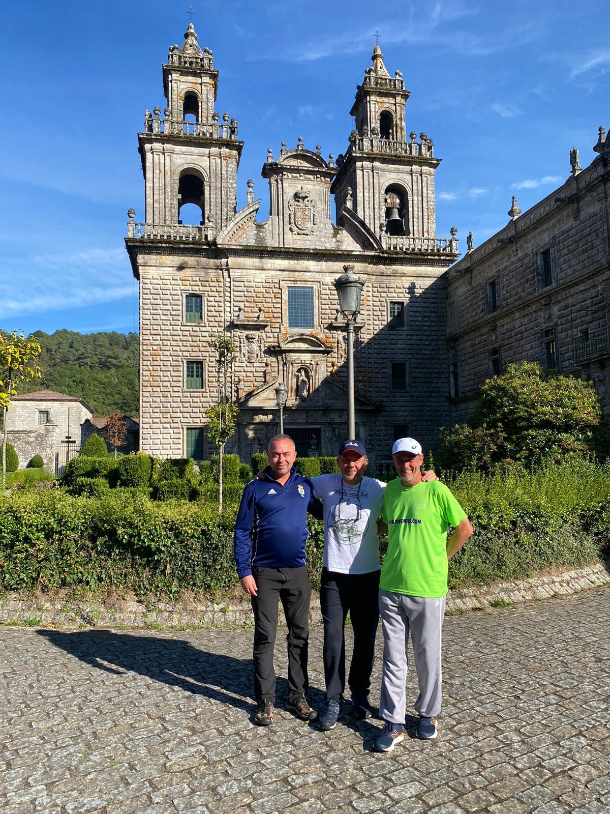 Los tres peregrinos a su llegada ayer al Monasterio de Oseira.